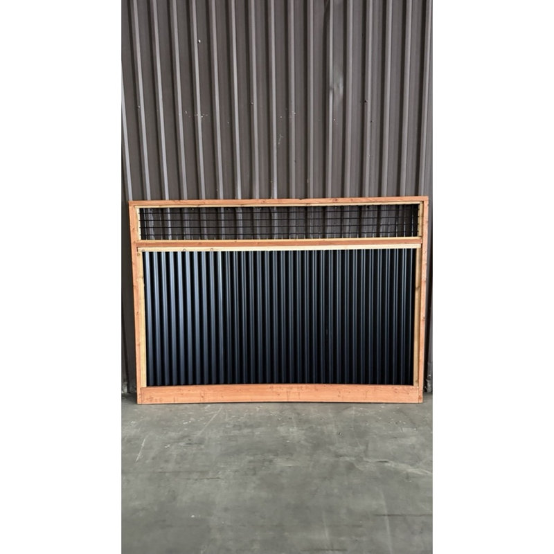 Panneau de clôture NorthStar en bois et acier treillis, acier ondulé noir dans un cadre en bois préteinté, 1,83 m x 2,44 m