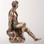 Figurine de 8,46 pouces de hauteur en bronze coulé à froid tatoué assis sur Rock Beach