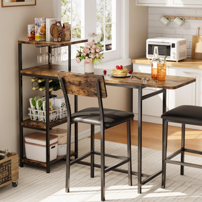 Ensemble de table de bar 3 pièces pour 2 personnes - table peu encombrante avec tablettes de rangement, porte-bouteilles et tabourets en cuir de polyuréthane - Petit meuble de cuisine ou de coin-repas idéal pour la salle à manger d'appartement, brun