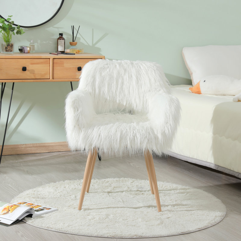 Chaise rembourrée confortable en fausse fourrure avec pieds en métal pour les sous-sols confortables