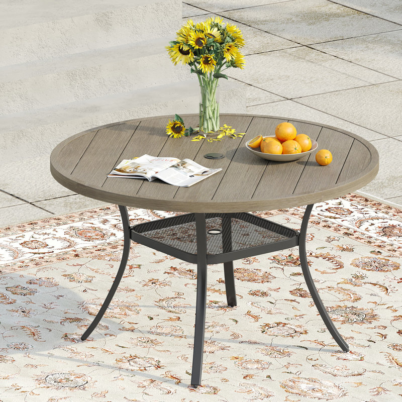 Table de salle à manger ronde en métal avec trou pour parasol Melisent, l 40,6 po x P 40,6 po, Gris / gris bois brossé