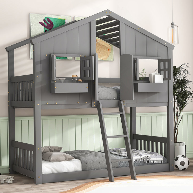 Lit superposé au-dessus de la maison avec fenêtre de toit avec fenêtre et barrière de sécurité