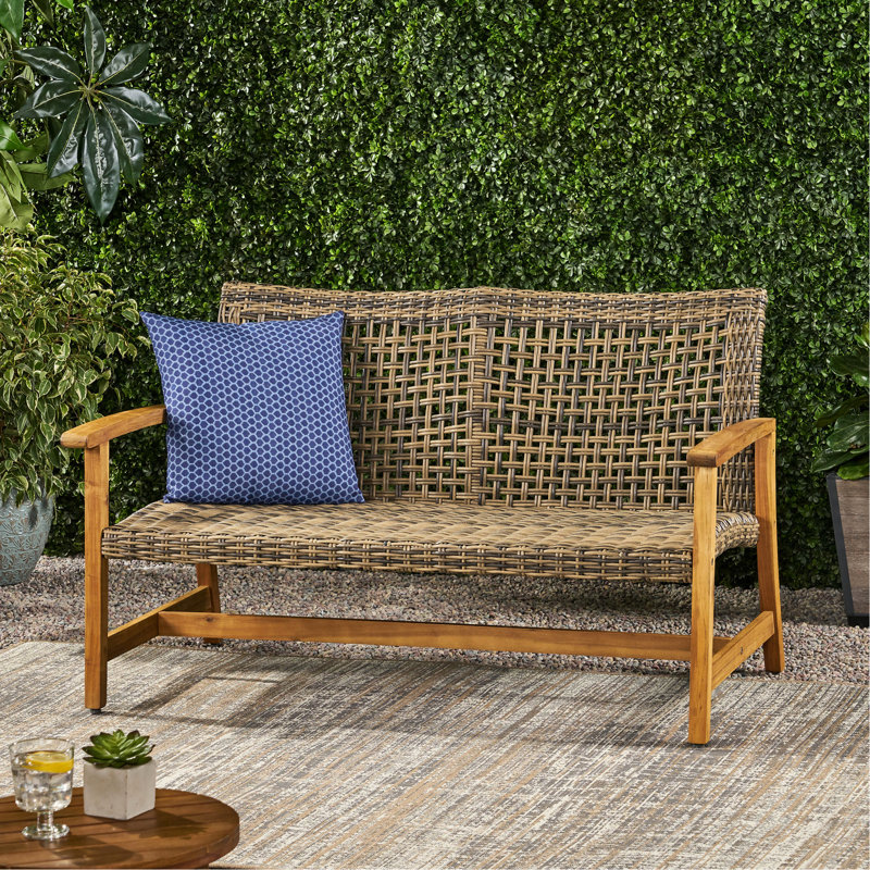 Bois d'extérieur avec une base stable et naturelle gris relaxante et confortable
