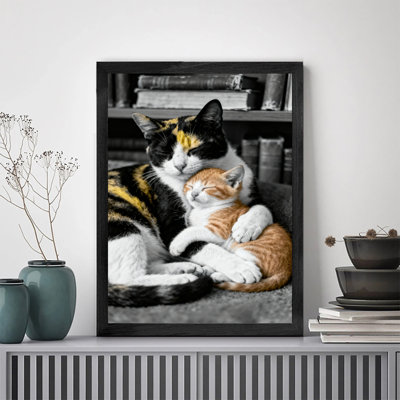 Reproduction d'art encadré noir avec chats rétro blottis ensemble dans une ambiance chaleureuse