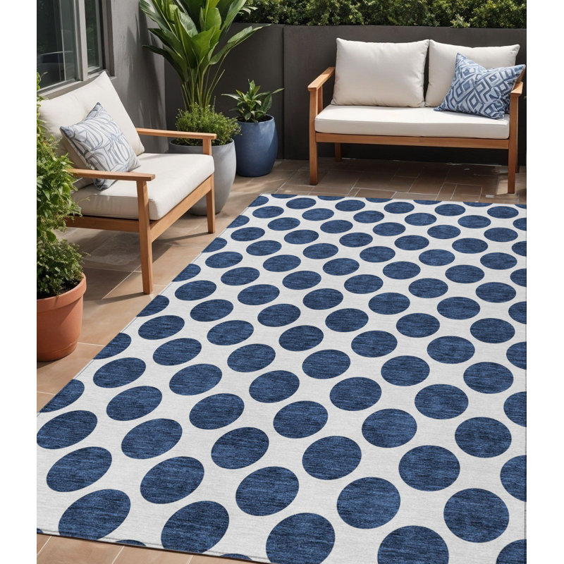 Tapis extérieur lavable à pois bleu marine et ivoire 5 pi x 8 pi