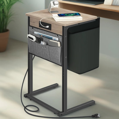Table de bout en C avec station de charge, table d'appoint coulissante sous le canapé avec pochette de rangement, console de chargement multi-appareils pour le salon, la chambre à coucher et les petits espaces