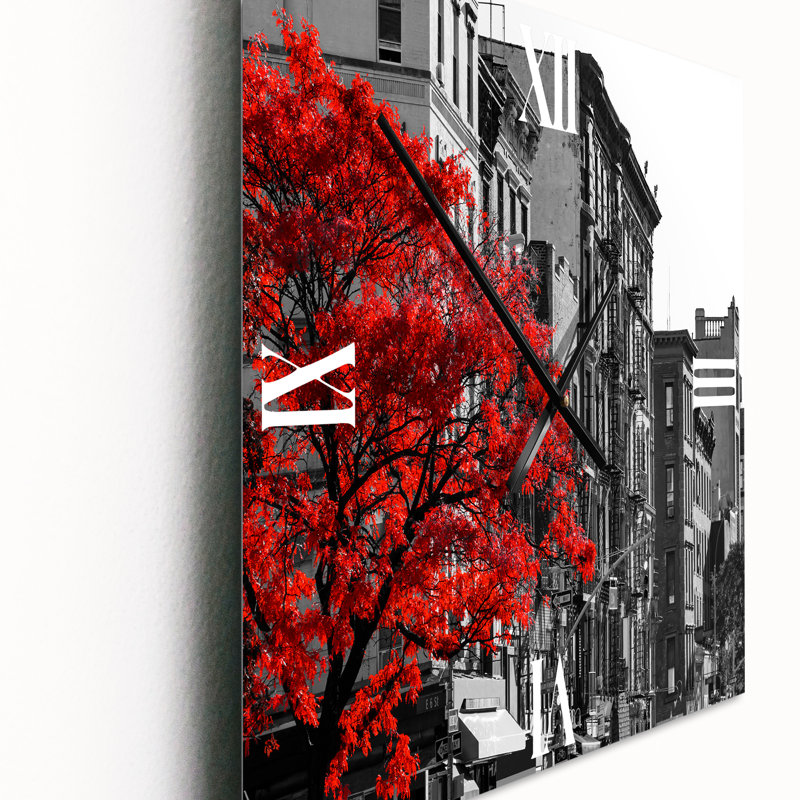 Arbre rouge sur noir et blanc New York City Street - horloge murale industrielle, Grand