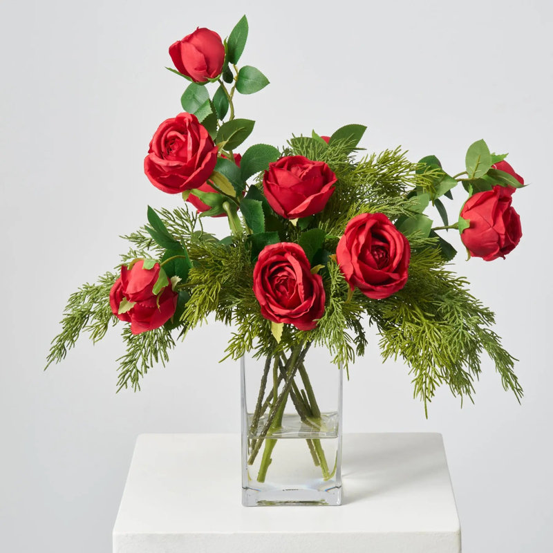 Boule de Noël - rose rouge en fleurs et bourgeons avec arrangement de illusion d'eau de centre de table en cèdre verdoyant