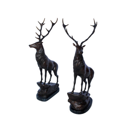 Paire de statues de cerf en bronze debout sur une base rocheuse 14 po x 10 po x H 28 po