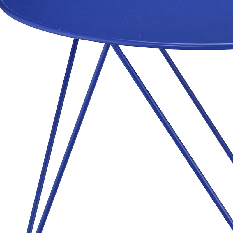 Table d'appoint attrayante en métal bleu, base géométrique pour un espace de vie convenable pour manger et travailler