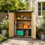 Remise de rangement robuste en bois pour l'extérieur avec tablettes réglables et toit en asphalte durable pour une organisation sécuritaire du jardin
