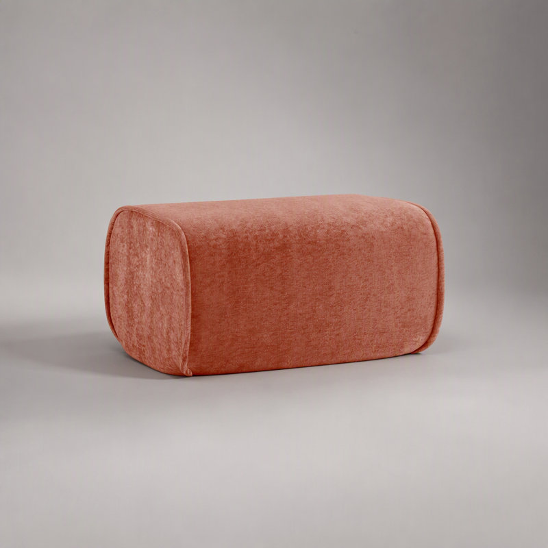 Pouf luxueux en velours rouge profond, idéal comme siège d'appoint et élément de décoration élégant.
