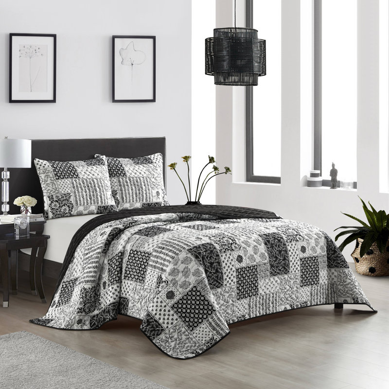 Makenna Black/White Microfiber 3 Piece Quilt Set, Queen