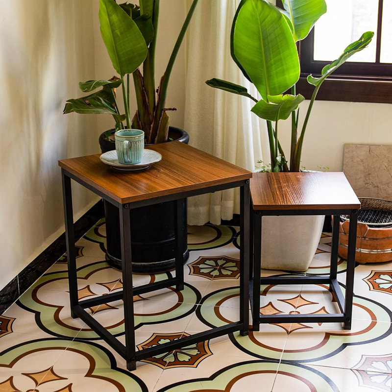 Ensemble de 2 tables basses, tables d'appoint et de bout de style campagne moderne avec structure en métal robuste et dessus en bois, convenant au salon ou aux petits espaces