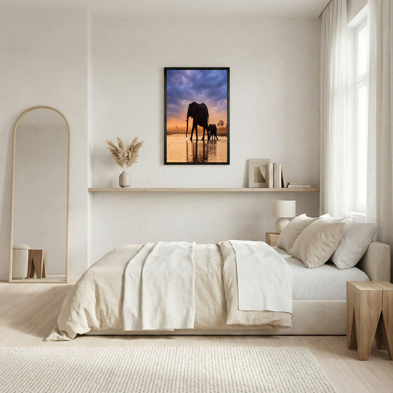 Adulte et bébé éléphant marchant dans l'eau au coucher du soleil, art mural sur toile, H 24 po x l 36 po