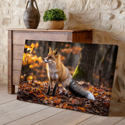 Toile, un majestueux renard roux se dresse gracieusement dans une forêt pendant un art mural d'automne entouré d'un tapis orange vif et jaune pour toile