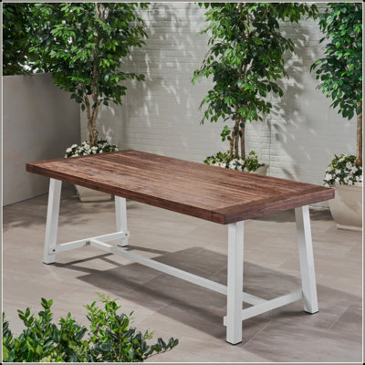 Charmante table de salle à manger d'extérieur pour des rassemblements mémorables et un patio élégant