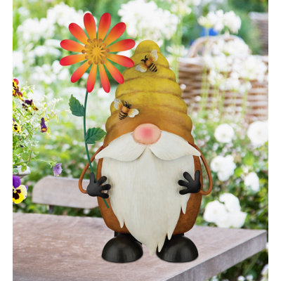 Statue de jardin en métal de 42 cm (16,5 pouces) représentant un gnome tournant, ornée de motifs floraux et d'insectes décoratifs.