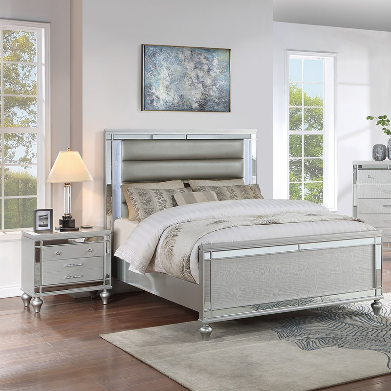 Mobilier de chambre à coucher moderne avec très grand lit et 2 tables de chevet à DEL avec panneau de verre et capitonnage horizontal argenté