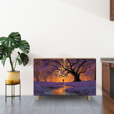 Buffet avec rangement et arbre majestueux mauve sous le ciel étoilé avec 2 portes pour le salon et la cuisine