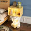 Table de chevet ours en résine et bois avec lampe à capteur de mouvement intégré, table de chevet fantaisiste jaune moderne avec rangement ouvert, décor décoratif pour la chambre à coucher