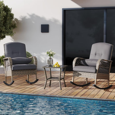 Chaise berçante d'extérieur en osier avec coussins rembourrés épais, ensemble bistro 3 pièces ergonomique à haut dossier en rotin avec 2 chaises berçantes et 1 table pour le jardin, le patio et la cour