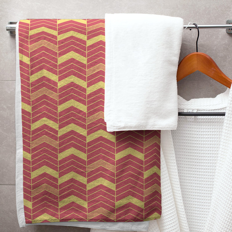 Serviette de bain à chevrons alignés Stephenie, Rouge / Jaune