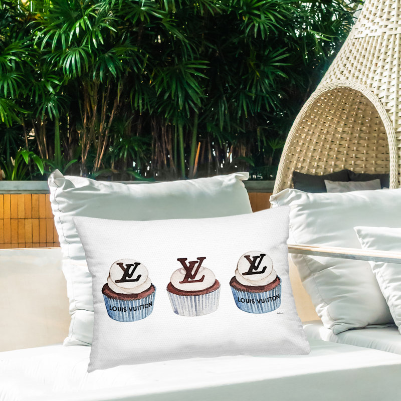 Coussin d'extérieur imprimé Luxury Cupcake Trio par Amanda Greenwood