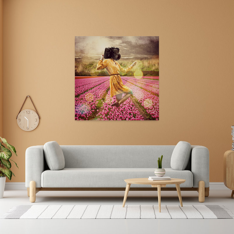 Gwendolyn and the Tulips, H 48 po x l 48 po