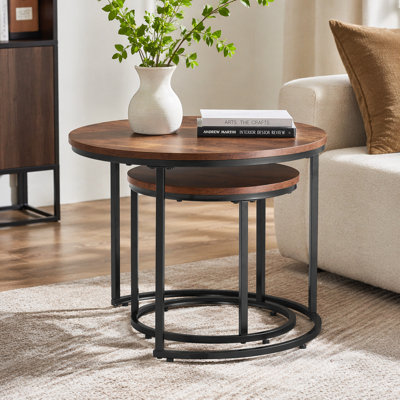 Ensemble de 2 tables basses Nesting, table basse ronde de 23,6 po, tables gigognes pour petite place, tables de bout avec tables de bout et structure en métal, pour le salon, la chambre à coucher et le bureau (brun et noir rétro)