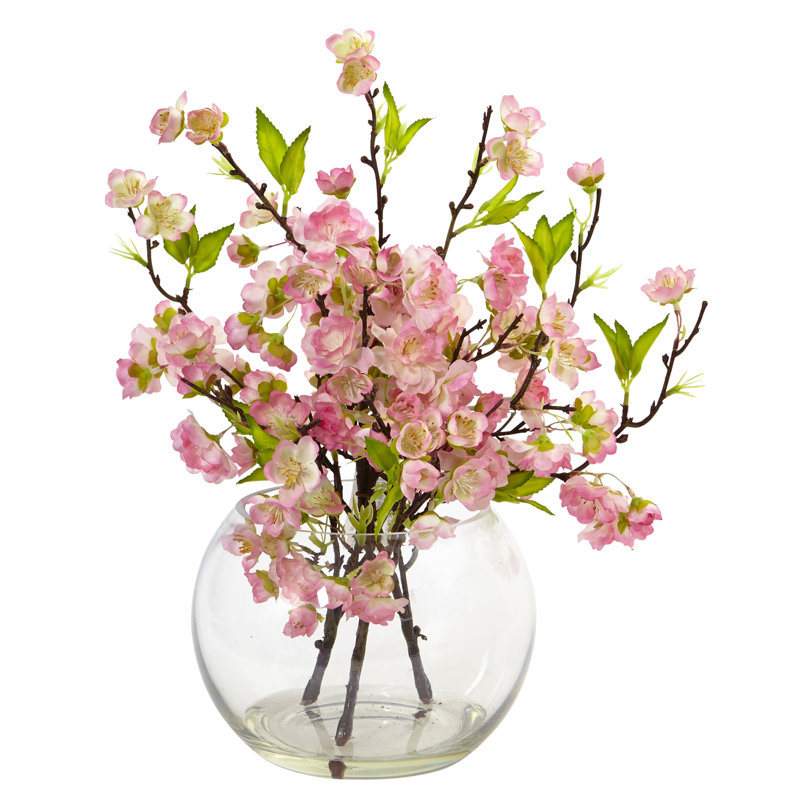 Arrangement floral de cerisier en fleur dans un vase