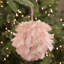Ornement en forme de boule de plumes 8 po rose et or scintillant