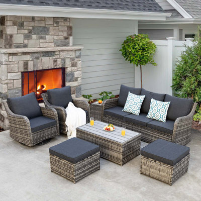 Ensemble de mobilier d'extérieur en rotin 7 pièces, ensemble de conversation en osier avec 1 canapé à trois places, 1 table basse, 1 table d'appoint, 2 chaises berçantes pivotantes avec 2 repose-pieds
