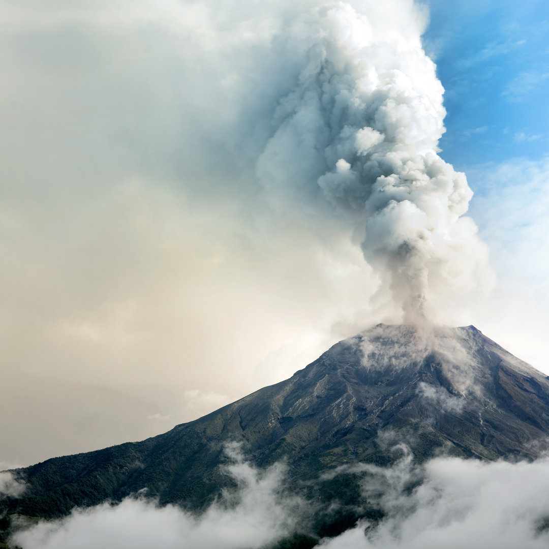 Tungurahua Vulkanausbruch von Kalistratova - Kunstdrucke auf Leinwand ohne Rahmen