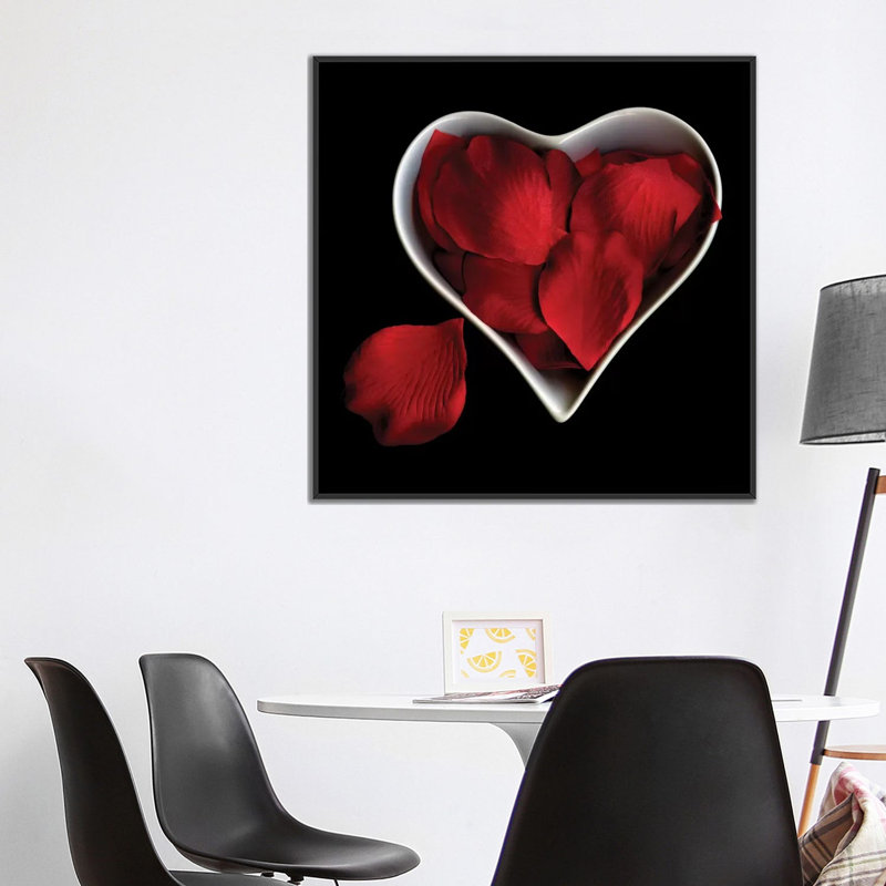 «Love Overflowing» par Magda Indigo - reproduction de photo sur toile, H 37 po x l 37 po x P 1,5 po, Toile avec cadre noir