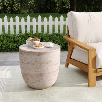 Table d'appoint d'extérieur / d'intérieur en béton léger avec finition en travertin élégante, design multifonctionnel et durable