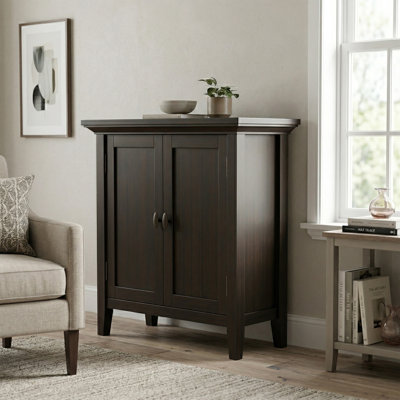 Armoire de rangement transitionnelle en bois massif l 32 po avec tablettes réglables et plateau à rebords Redmond