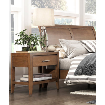 Table de chevet en bois brun avec glissières à roulement et tablette inférieure ouverte pour chambre à coucher de style transitionnel