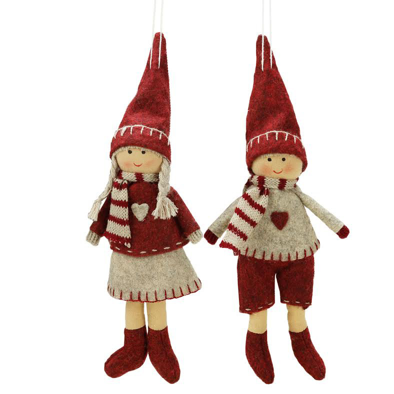 Garçon et fille suspendant des décorations de Noël pour poupée