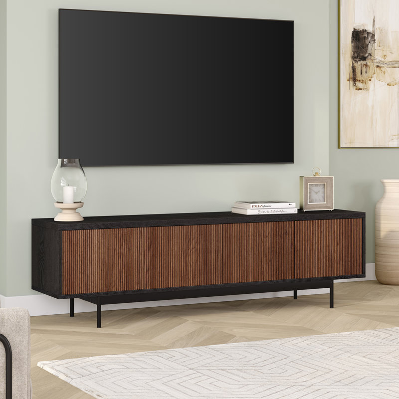 Meuble télé 70 po pour téléviseur de 75 po ou moins avec portes cannelées, rangement et gestion des câbles - Console média Mid-Century moderne grain de bois noir / noyer satiné pour le salon | Whitman