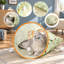 Du papier froissé et une balle en peluche transforment ce sac tunnel pour chat, idéal pour jouer à cache-cache, en un jouet interactif.
