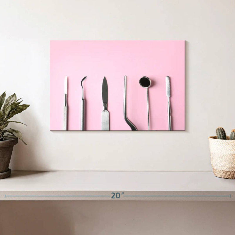 Outils dentaires sur fond rose, H 8 po x l 12 po