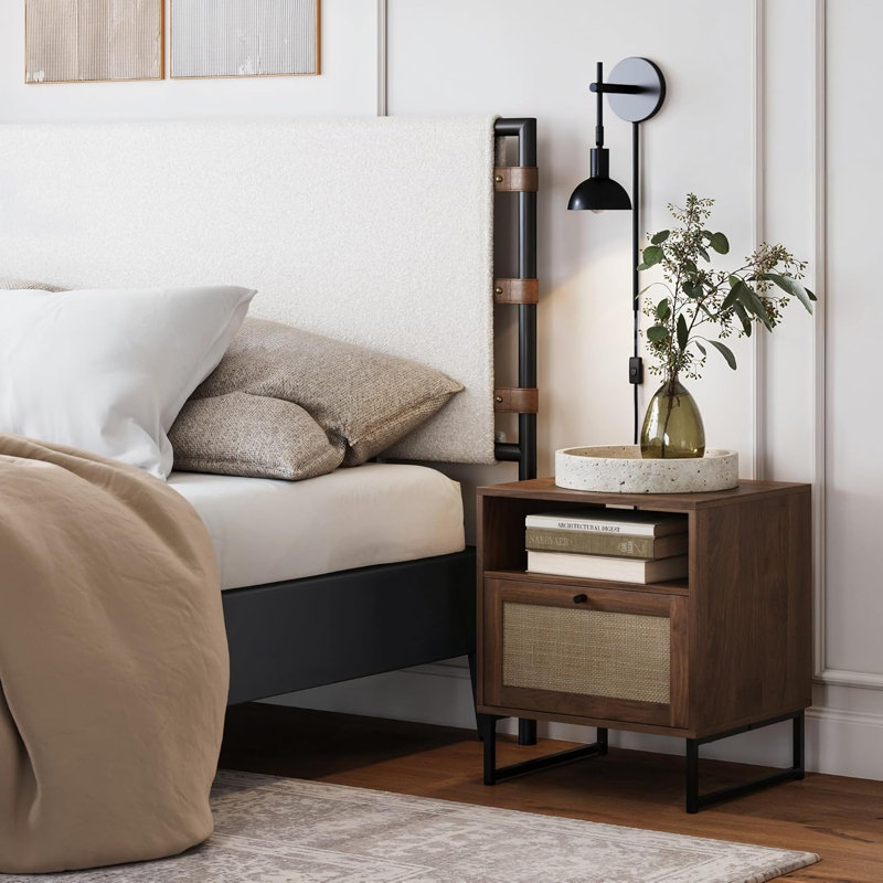 Table de chevet avec rangement, table de bout décorative en rotin, tablette réglable, conception compacte pour les petits espaces