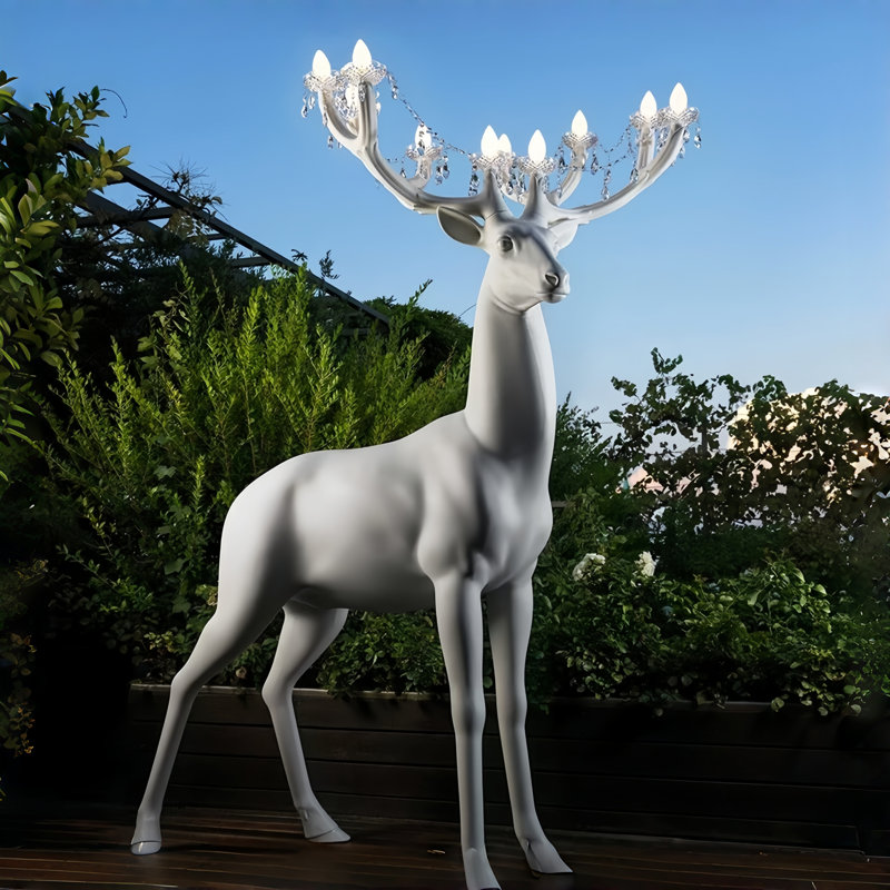 Lampe sur pied 88,5 "moderne wapiti blanc avec lustre en bois de cerf, sculpture remarquable