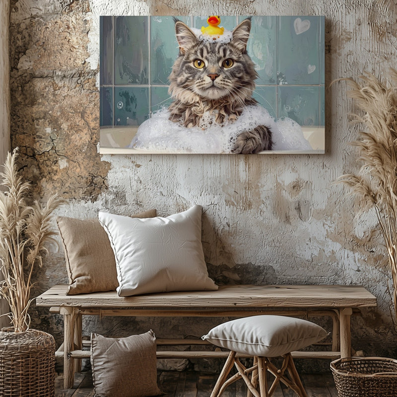 Toile, art ludique, chat dans le bain moussant, chat gris moelleux avec chapeau de fête et mur en caoutchouc prêt à accrocher