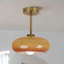 Lustre en fer forgé de style vintage près du luminaire suspendu Mid-Century