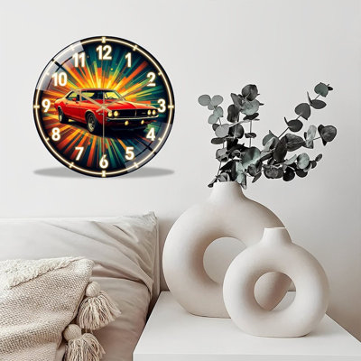Horloge murale rétro vintage avec une œuvre d'art colorée dynamique, chiffres blancs brillants, mouvement à quartz silencieux et façade en verre trempé. Décoration murale automobile pour les garages et les amateurs de voitures.