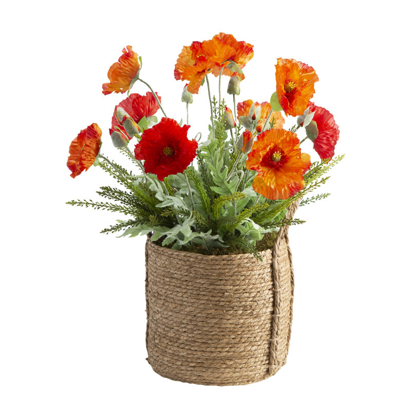 Coquelicots dans un panier rond en corde naturelle