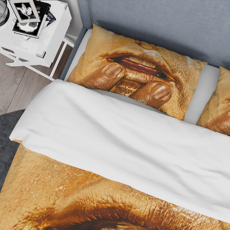 Gros plan d'une femme avec un maquillage doré brillant - ensemble de housse de couette moderne - polyester en microfibre