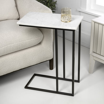 Table de bout moderne en forme de C avec plateau en marbre blanc de 24,25 po et base en métal noir mat Caius